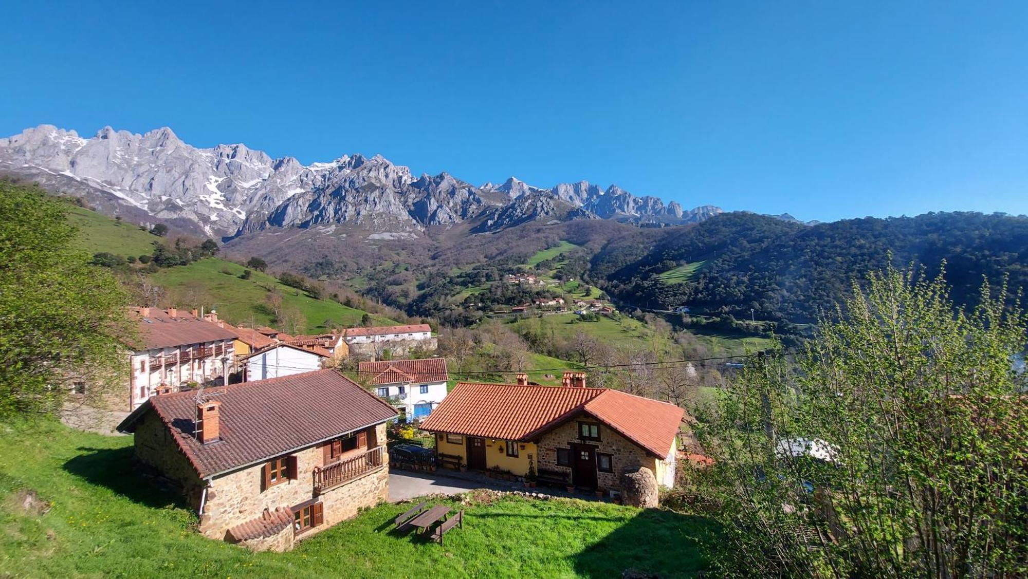 Apartamentos Rurales Los Picos De Redo カマレニョ エクステリア 写真