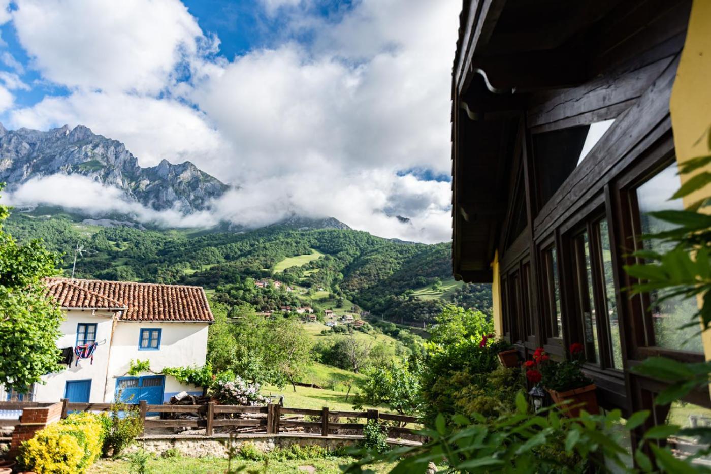 Apartamentos Rurales Los Picos De Redo カマレニョ エクステリア 写真