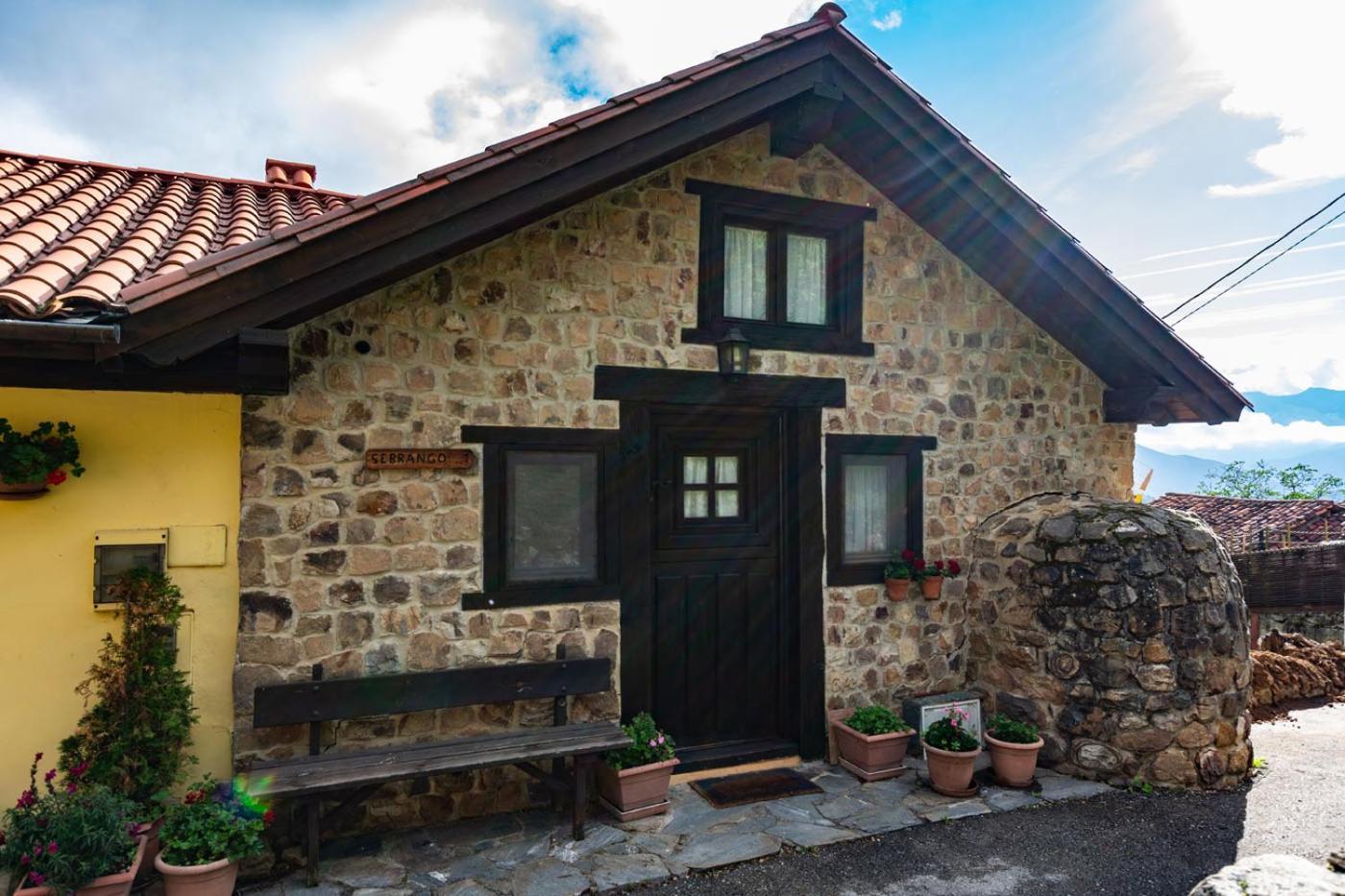 Apartamentos Rurales Los Picos De Redo カマレニョ エクステリア 写真